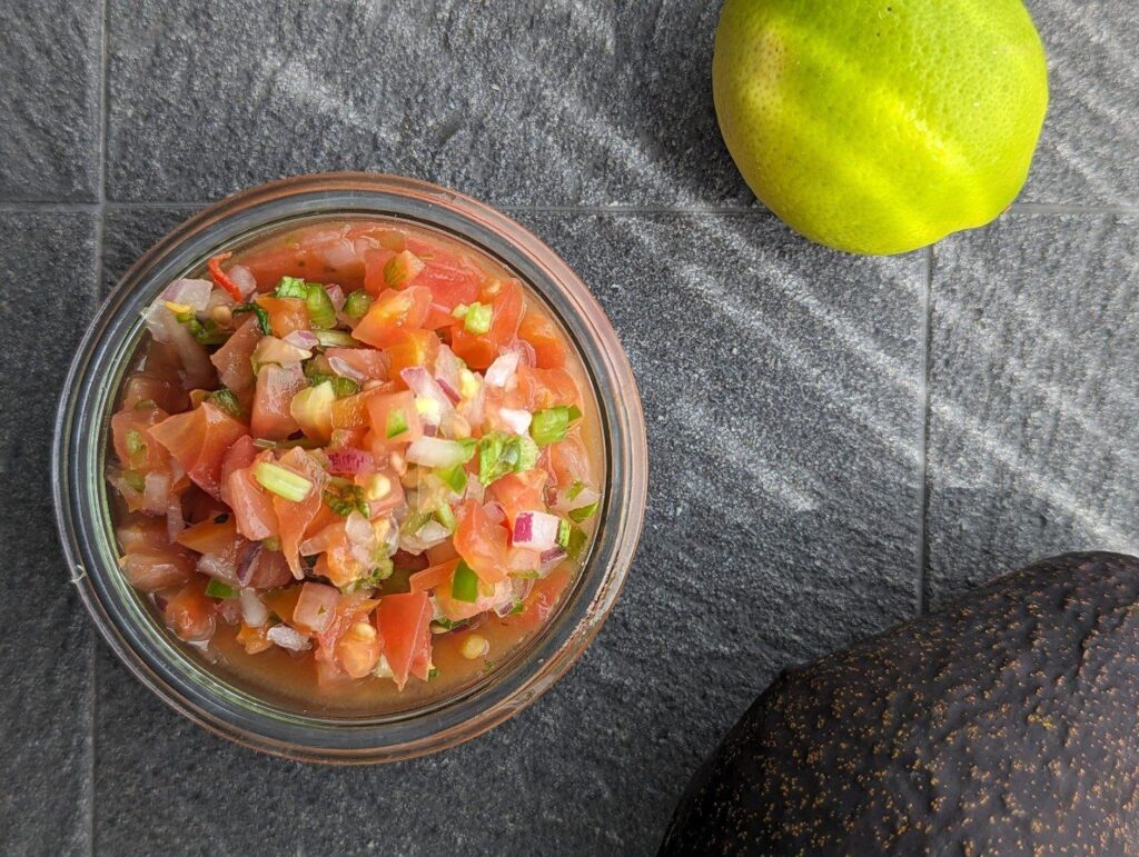 ガラス容器に入ったサルサメヒカーナを上から写した写真