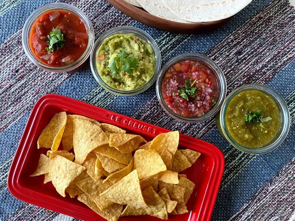 4種のサルサとトルティーヤチップス