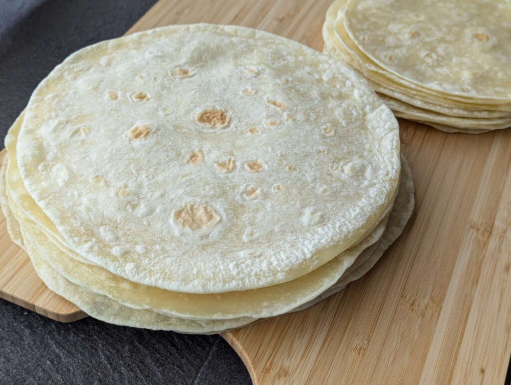 フラワートルティーヤが木の台に置かれている。