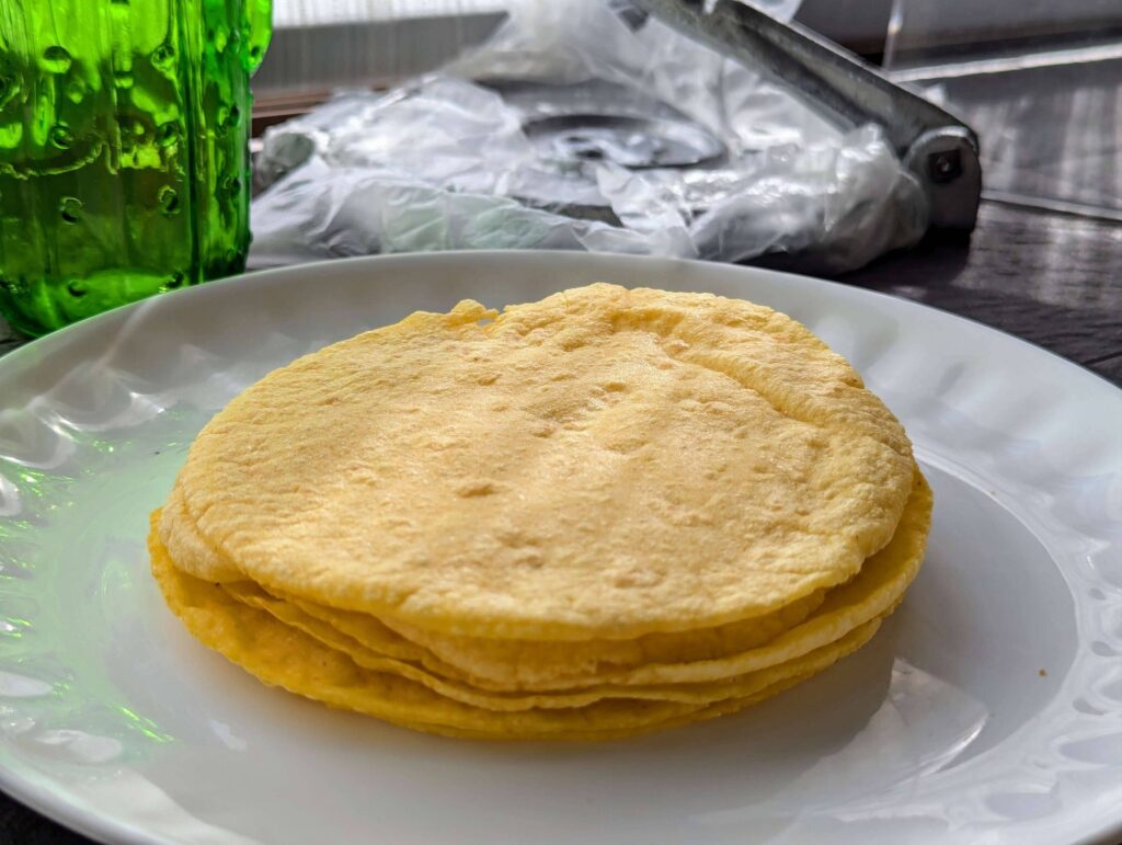 黄色のコーントルティーヤがお皿に乗っている様子